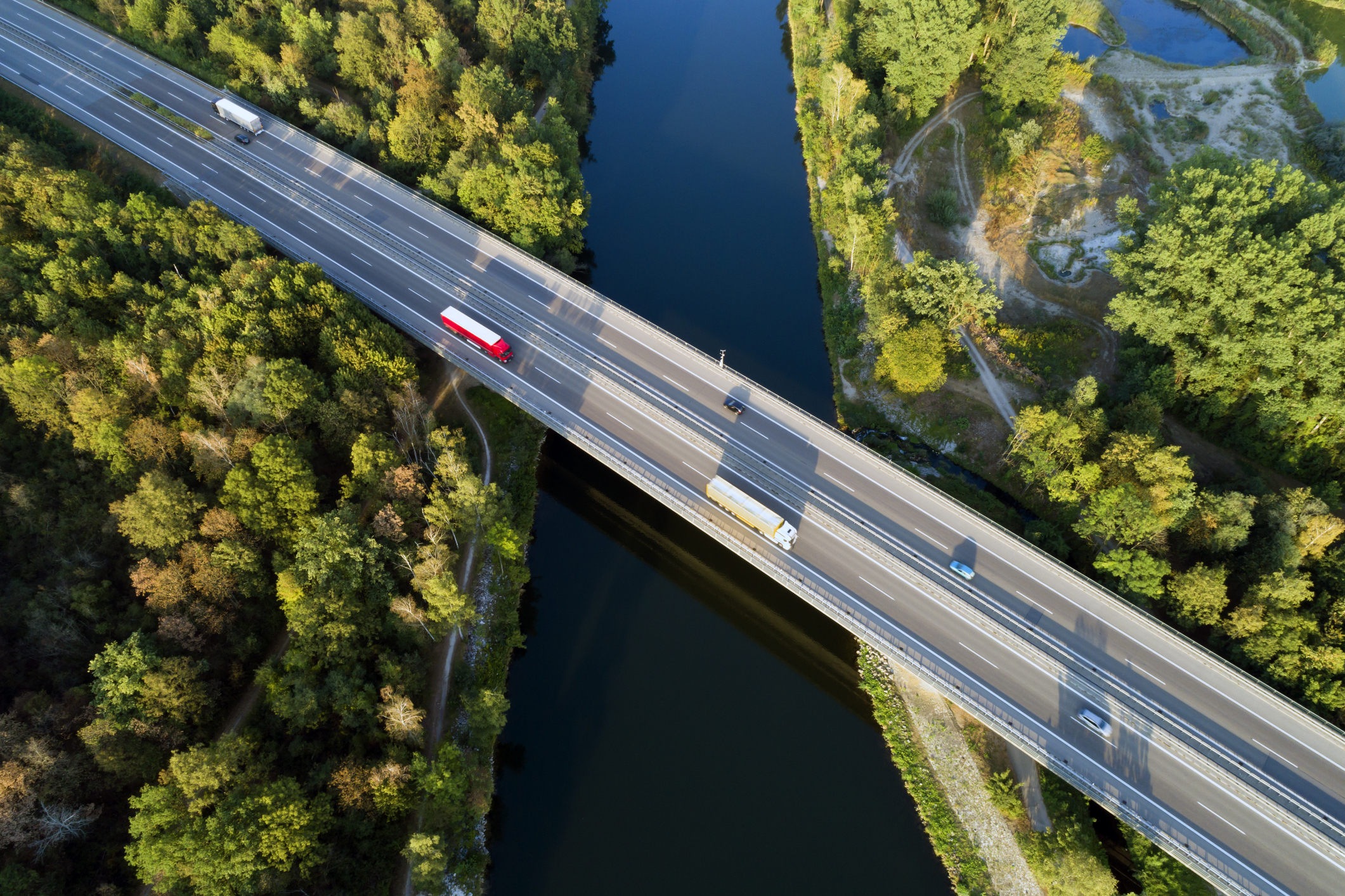 Imagem aérea de uma rodovia com veículos transitando