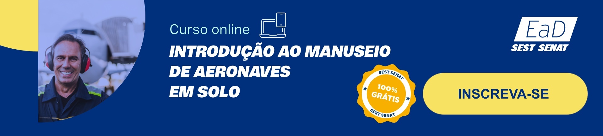 Homem branco vestindo macacão e protetor auricular em frente a uma aeronave sorrindo.