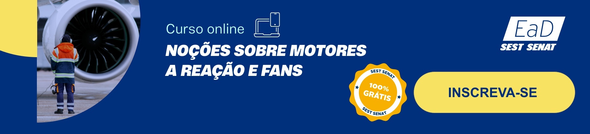 Homem vestindo colete laranja em frente a uma turbina de avião