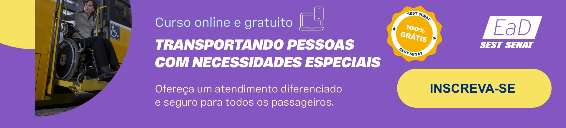 Pessoa em cadeira de rodas usando elevador de um ônibus no banner da EaD SEST SENAT