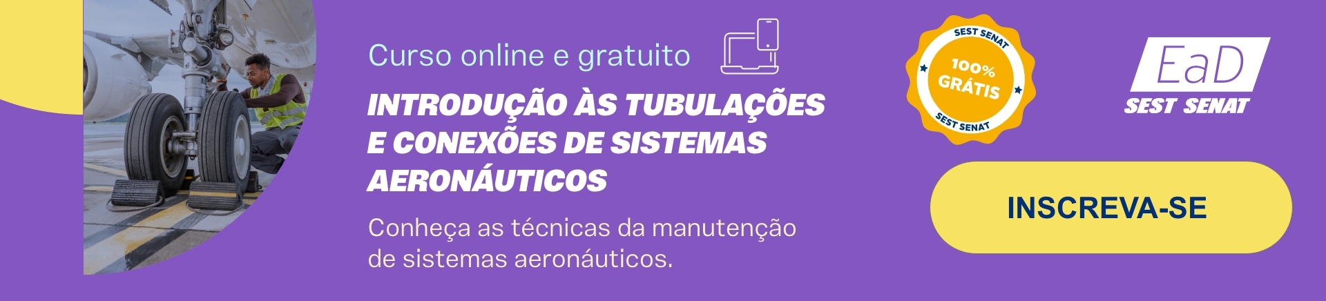 Homem vestindo colete amarelo fazendo manutenção no trem de pouso de avião divulgando EaD SEST SENAT