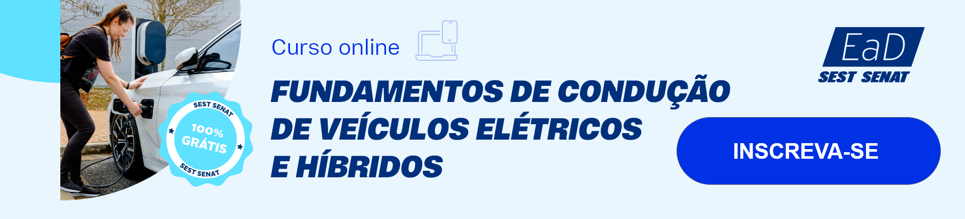 Banner de divulgação de curso com uma pessoa recarregando um carro elétrico