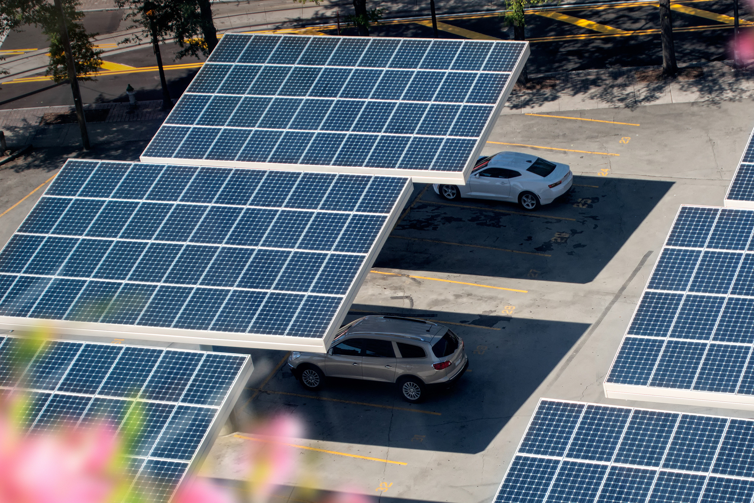 áreas de recarga de carros elétricos e híbridos com painéis fotovoltaicos